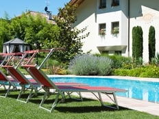 Outdoor pool with whirlpool edge