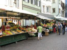 Piazza erbe con il mercato della frutta e verdura