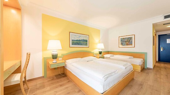 DREIBETTZIMMER