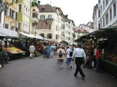 Piazza erbe con il mercato della frutta e verdura